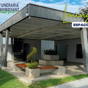 Fachada do Crematório de Piracicaba mostrando a parte da frente da entrada.