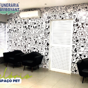 Ambiente exclusivo do velório pet da Funerária Flamboyant: sala aconchegante, climatizada e decorada para despedidas dignas de cães e gatos em Sumaré.