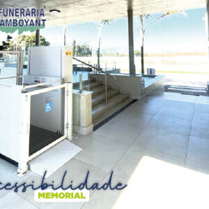 Memorial totalmente acessível da Funerária Flamboyant: plataforma elevatória, corrimões e piso nivelado oferecem segurança e conforto a todos os visitantes em Sumaré.